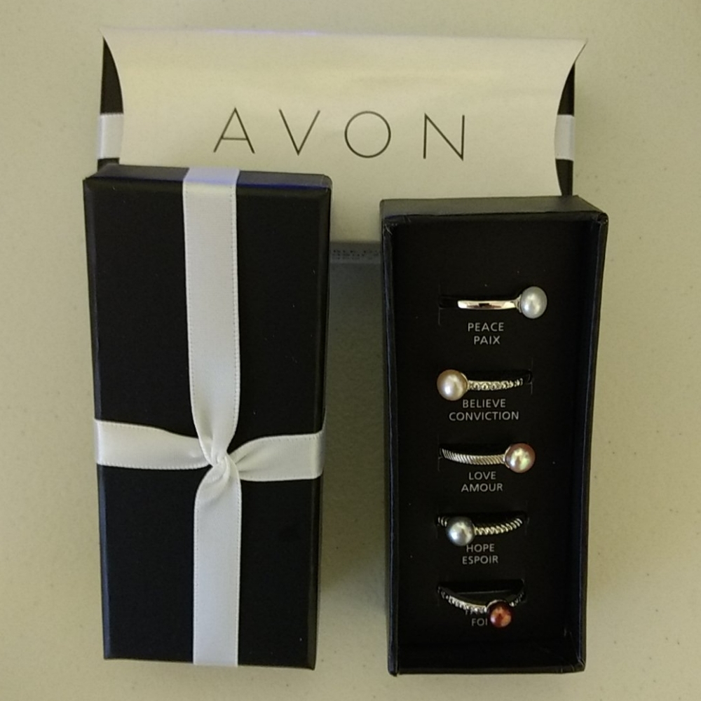 Avon Genuine Freshwater Pearl Stacking Ring Set.